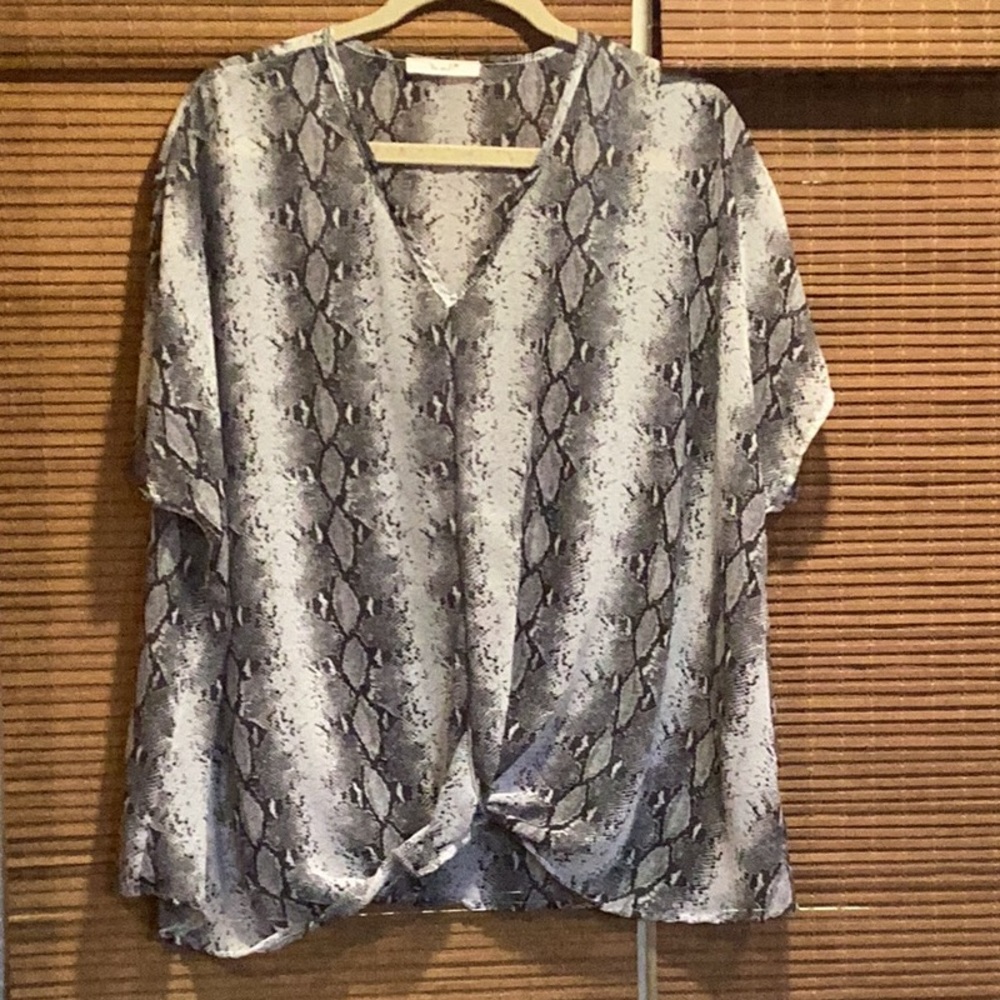 Black & white snakeskin top, 2x, never worn!